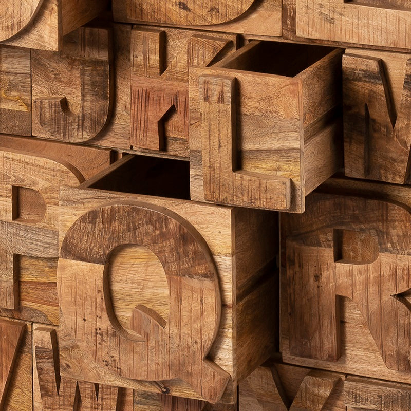 Detail van de Alfabet massief houten letterkast.