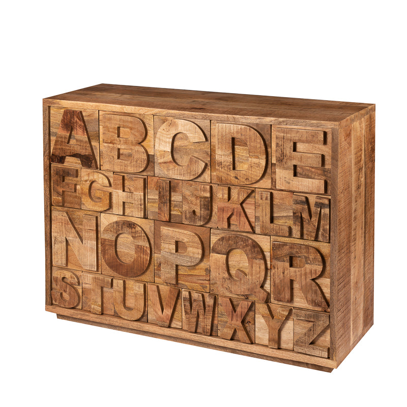 Dressoir van massief mangohout met 26 laden die elk een letter vertegenwoordigen.