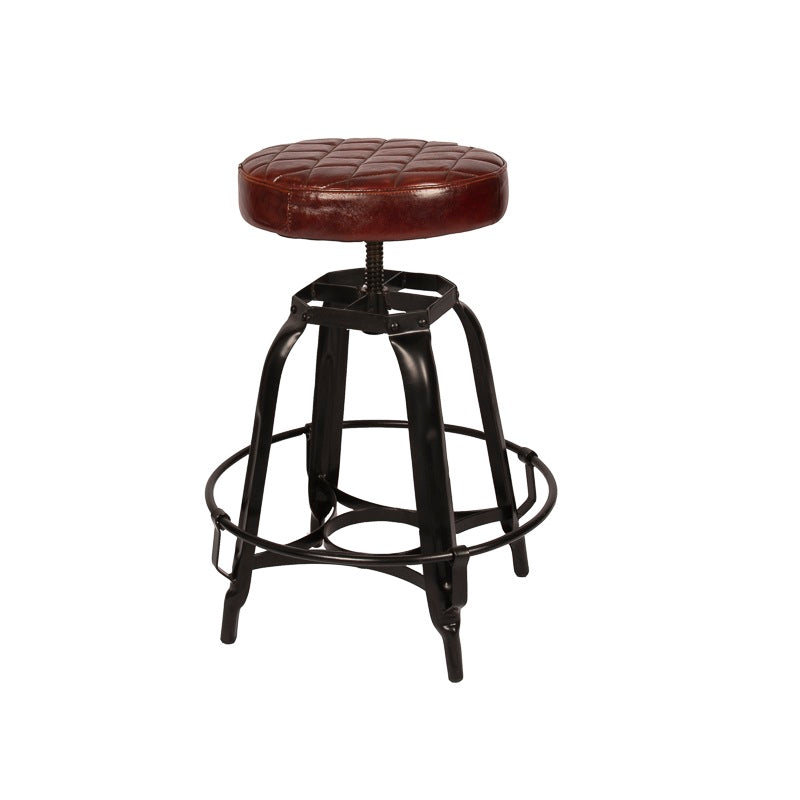 De Babet tabouret is een industrieel krukje met leen zitting van leer.