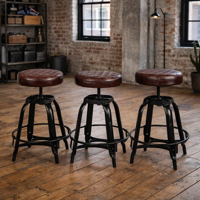 De verstelbare Babet tabouret kruk is gemaakt van zwart gelakt staal en heeft een in hoogte verstelbare lederen zitting.