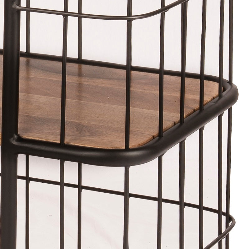 De Cage transporkarren zijn rondom voorzien van robuuste vintage zwart gelakt gaas met een ruime opening aan de voorzijde voor het plaatsen en uitnemen van spullen.