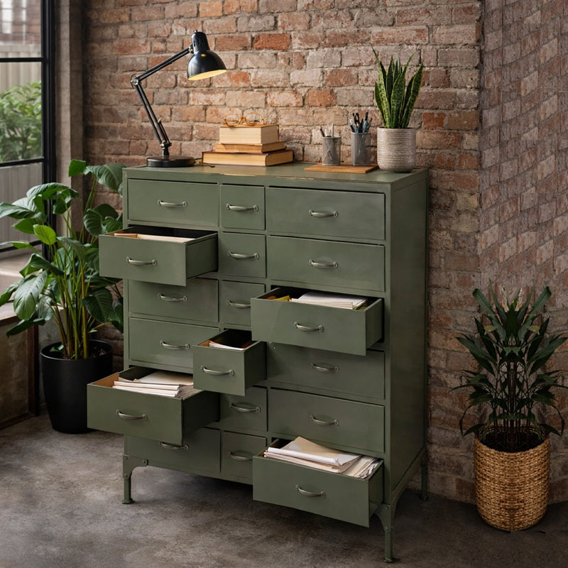Vintage groene ladekast met een industrieel karakter.