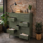 Vintage groene ladekast met een industrieel karakter.