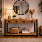 Dressoir met laden gemaakt van massief mangohout en een zwart stalen frame .