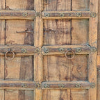 Detail van de teak houten deuren uit India.