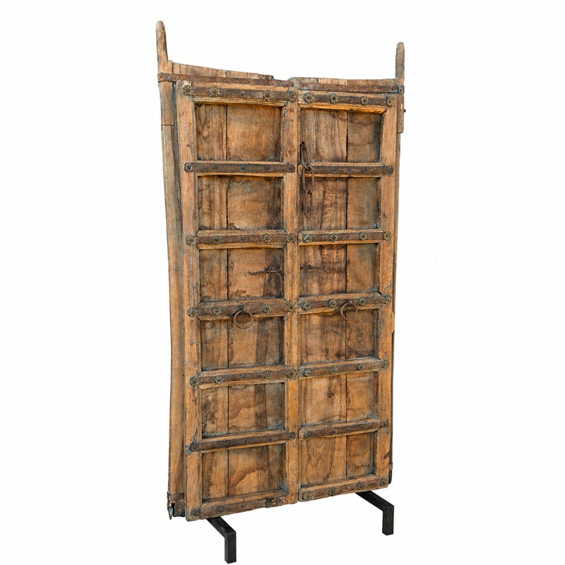 Deuren van teak hout uit India met metalen elementen.