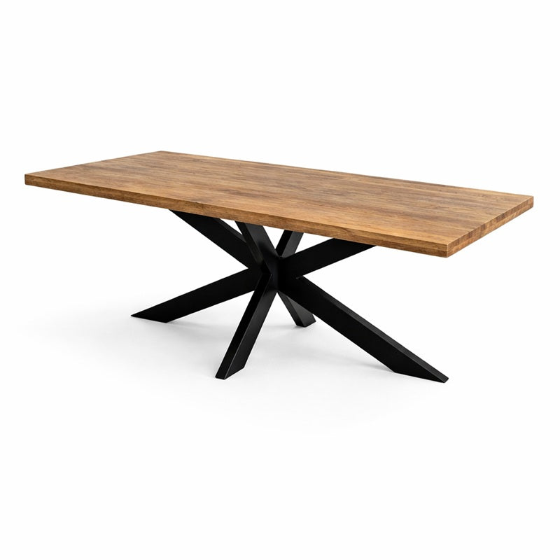 De Dine Fine 200 eetkamertafel heeft een blad van mangohout en een zwart gelakt kruispoot onderstel.