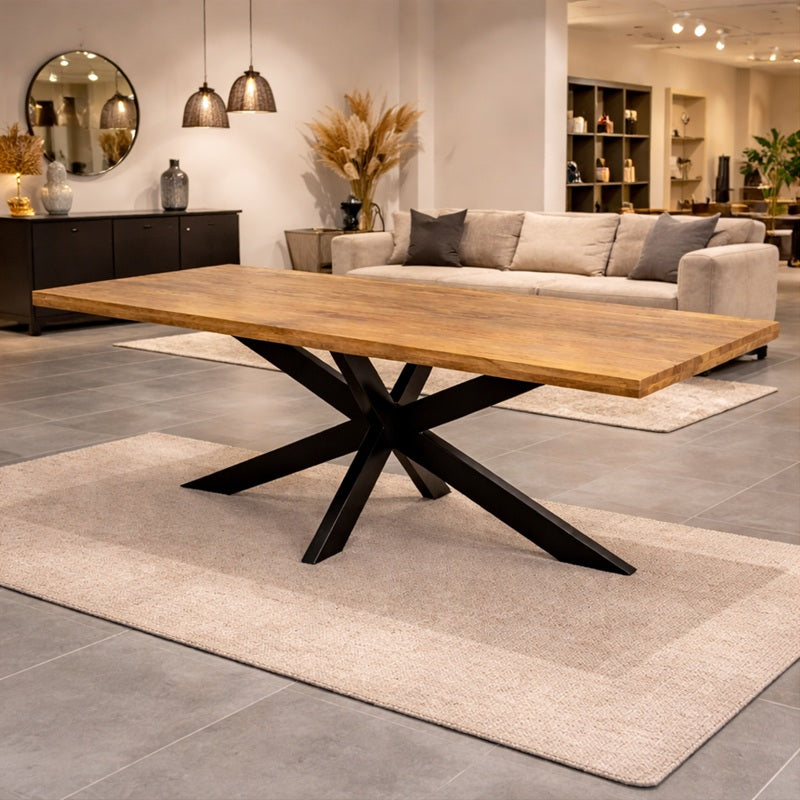 Eetkamertafel van mangohout met een matrix zwart onderstel.