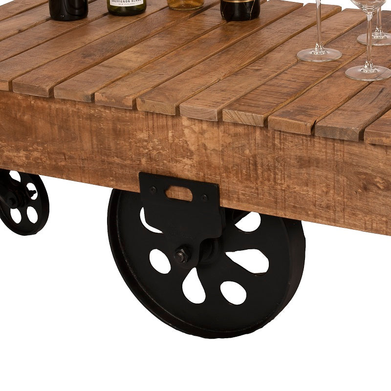 De Feline salontafel heeft 2 grote stalen basiswielen en 2 zwenkwielen wat deze mango houten salontafel heel zwenkbaar maken.