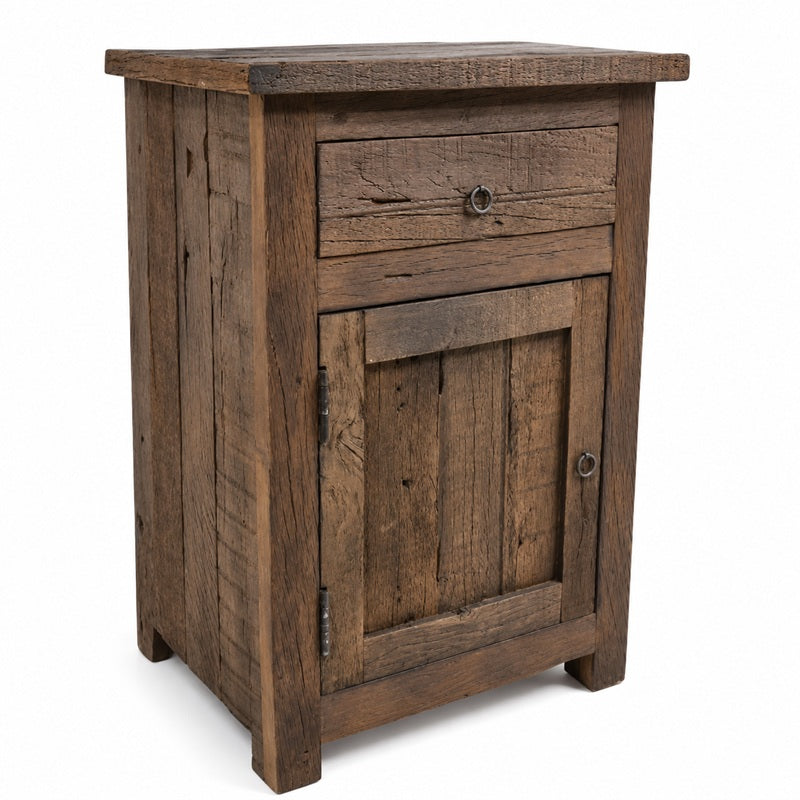 De Isa nachtkast is volledig gemaakt van gebruikte houten planken.