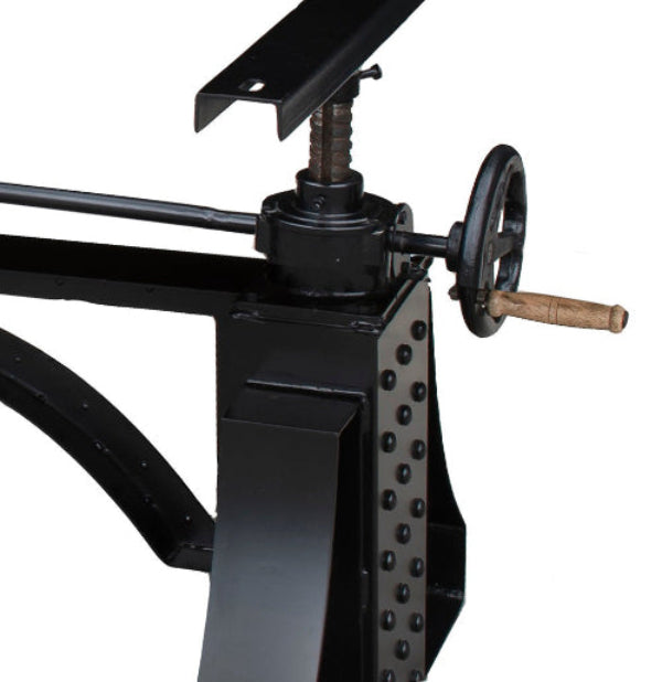 Draaihendel met houten handgreep om de King Thor doormiddel van tandwielen in hoogte te verstellen.