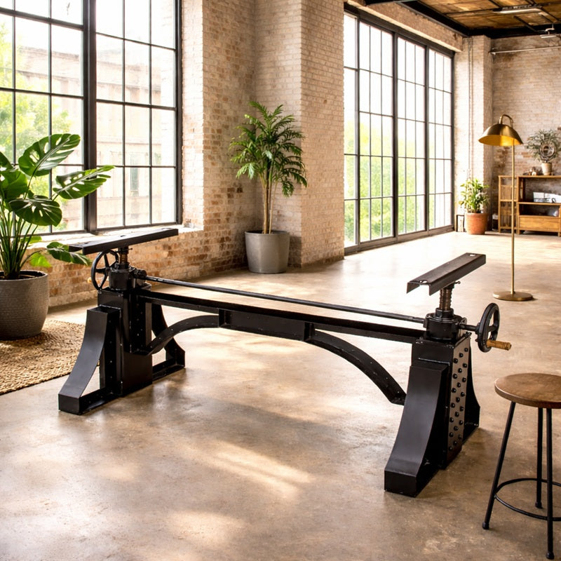 Vintage in hoogte verstelbaar bureau van gietijzer.