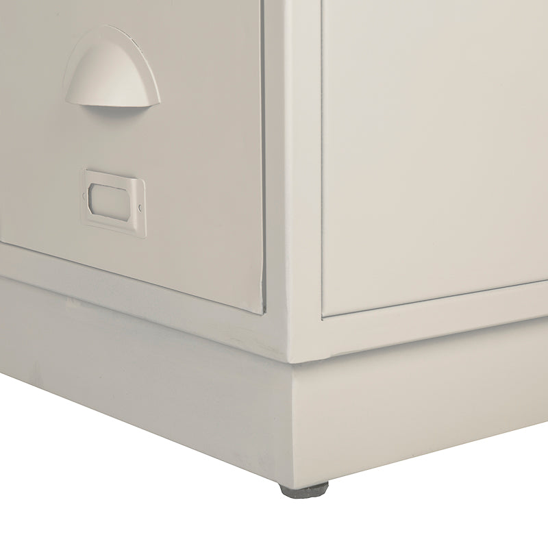 Detail plint van de ladenkast wit.