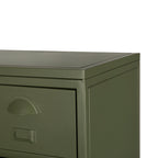 Detail top van de vintage stalen ladenkast groen. 