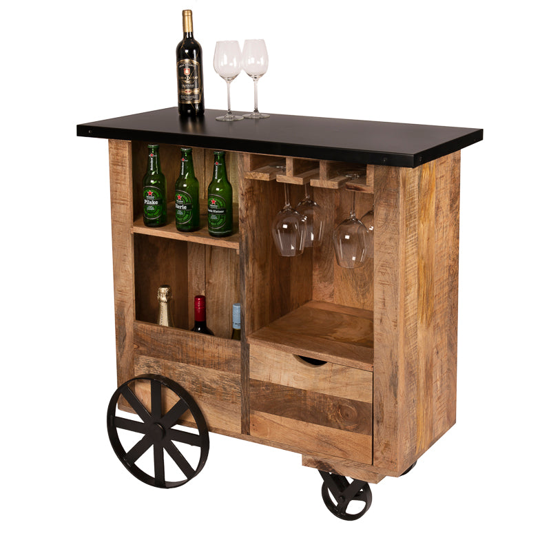 De Louis drankenwagen past met zijn mangohout en stalen accessoires perfect in een vintage of industrieel interieur. 