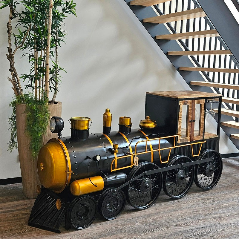 Wijnbar in een trein model van metaal en mangohout.
