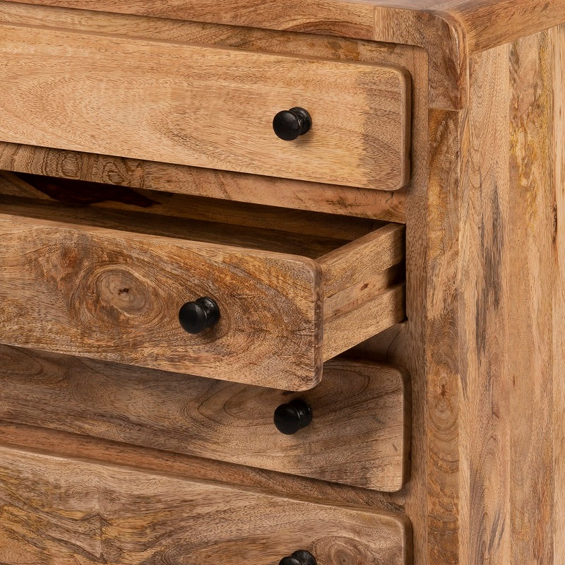 Detail van de Pearl ladekast van mangohout.