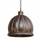 Grote hanglamp van ijzer met goud kleurige details.