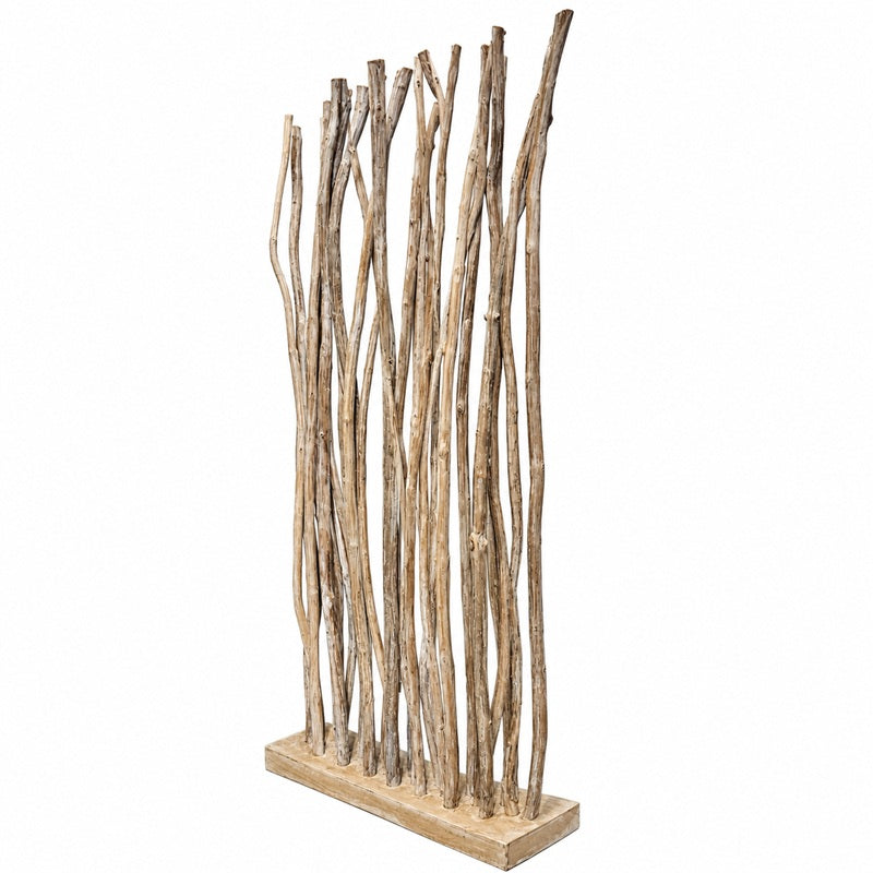 Kamerverdeler van teak en boomstammen.