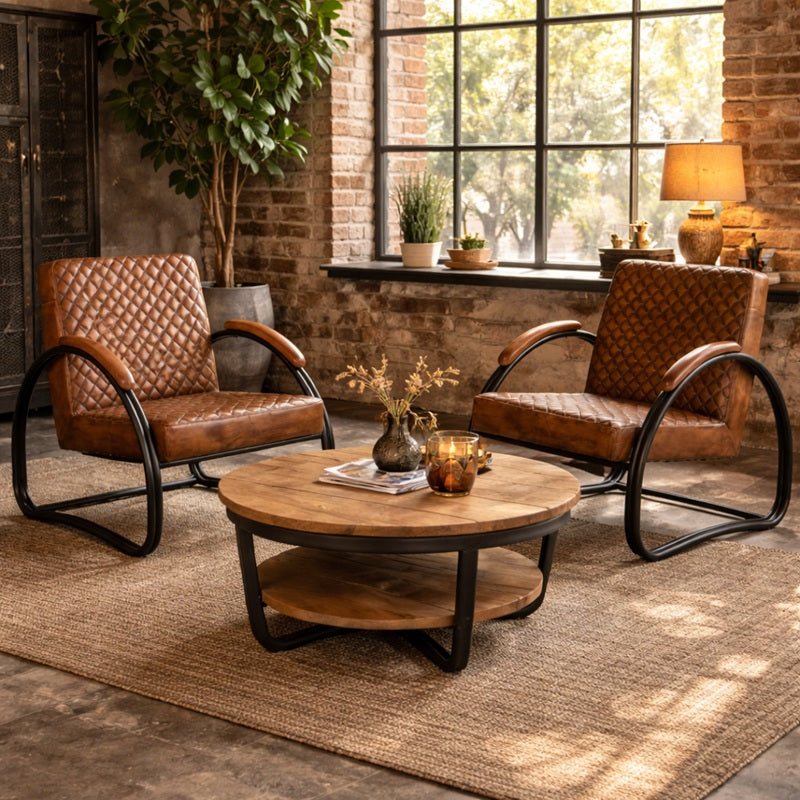 Vintage lederen fauteuil Romain met een bekleding van leer in de kleur cognac met donkere accenten.