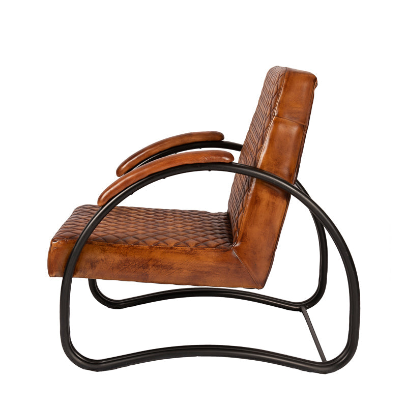 De fauteuil Romain heeft een zwart gelakt staal buisframe met een zitschaal en armleuningen van leer.