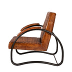 De fauteuil Romain heeft een zwart gelakt staal buisframe met een zitschaal en armleuningen van leer.