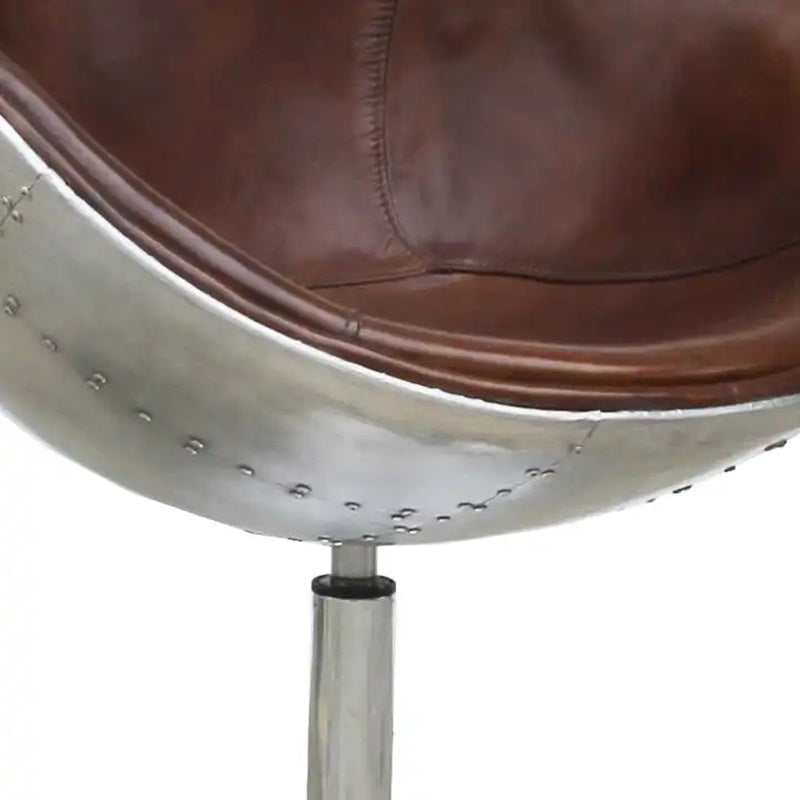 De Shelby relax fauteuil is 360 graden draaibaar en heeft een volledig lederen zitkuip.