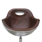 Fauteuil met een industrieel karakter en een zitting volledig van leer.