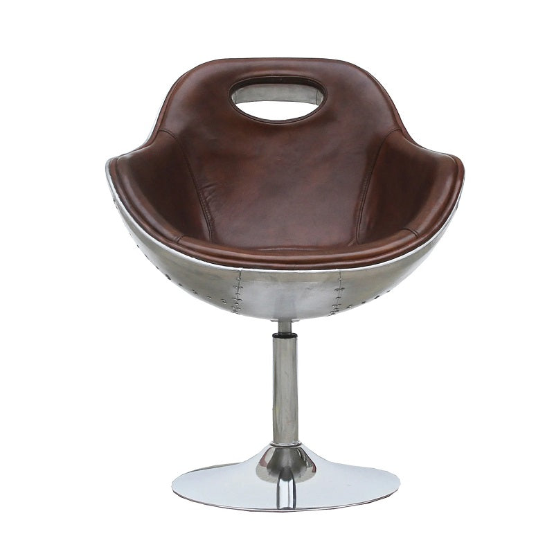 Lederen fauteuil met een knipoog naar de aviation stijl.