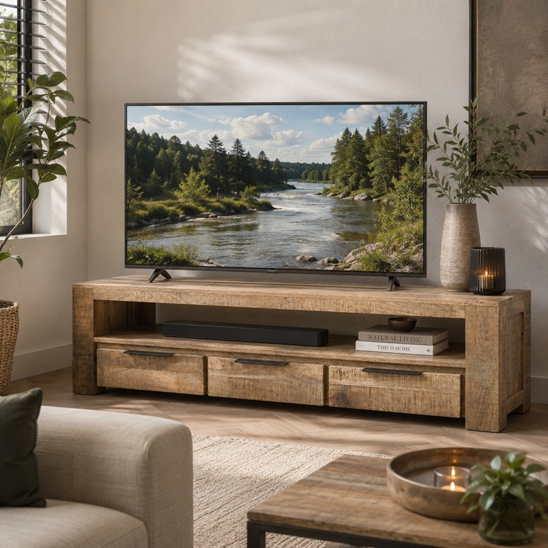 Massief tv meubel van mangohout en veel opbergruimte.