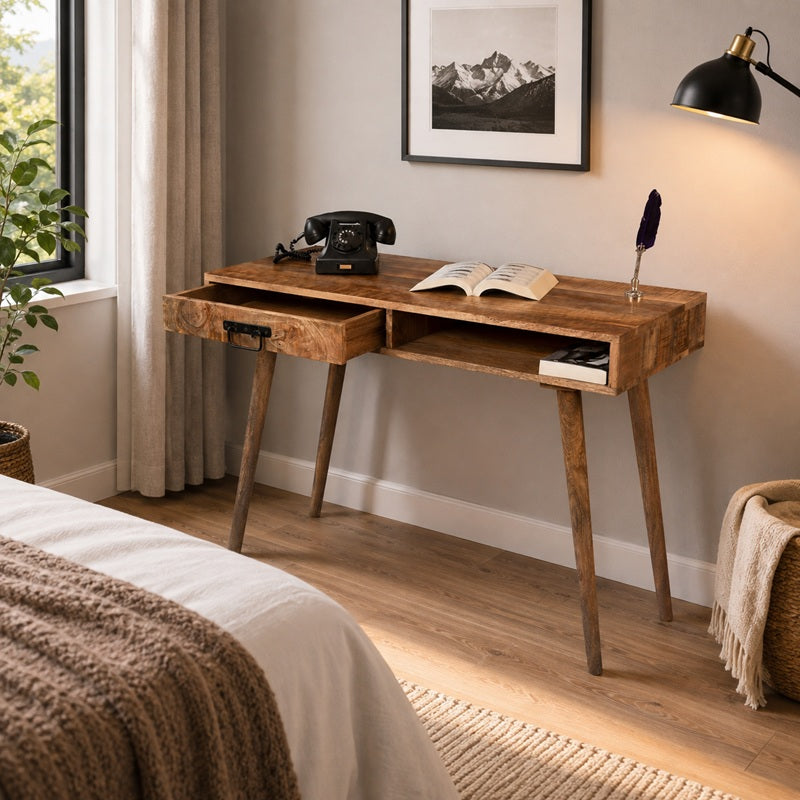 Klein  houten bureau.