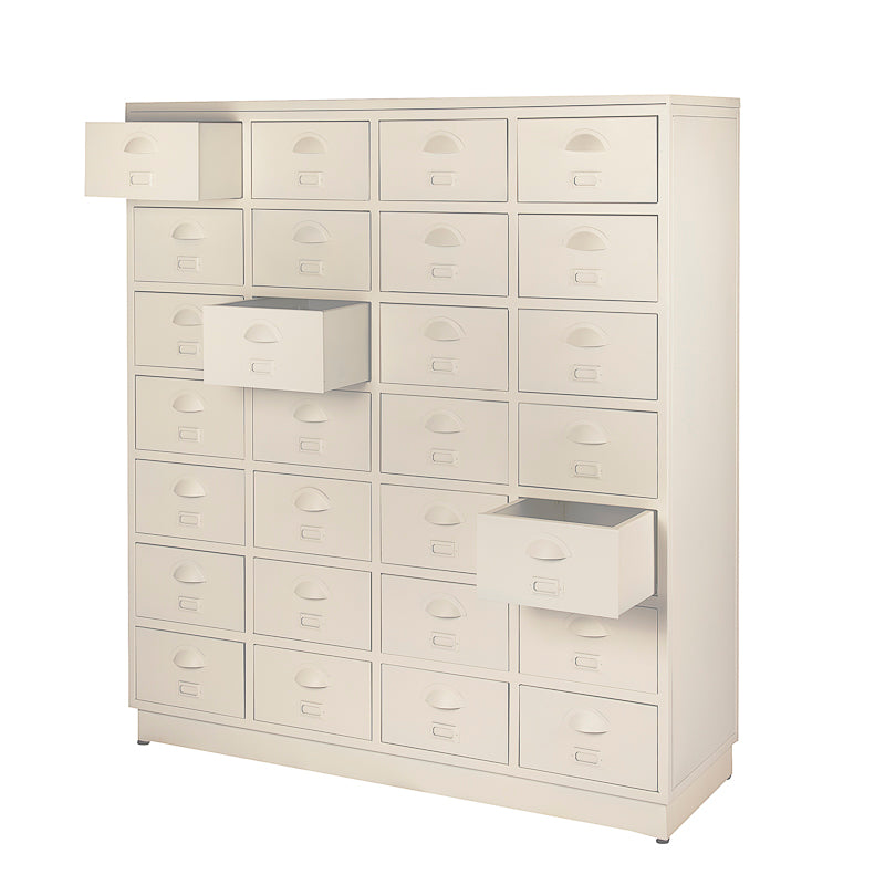 De Two Eight ladekast met 28 laden is door de vintage refurbished witte lak ook te gebruiken als een look-a-like apotheek kast.