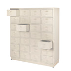 De Two Eight ladekast met 28 laden is door de vintage refurbished witte lak ook te gebruiken als een look-a-like apotheek kast.