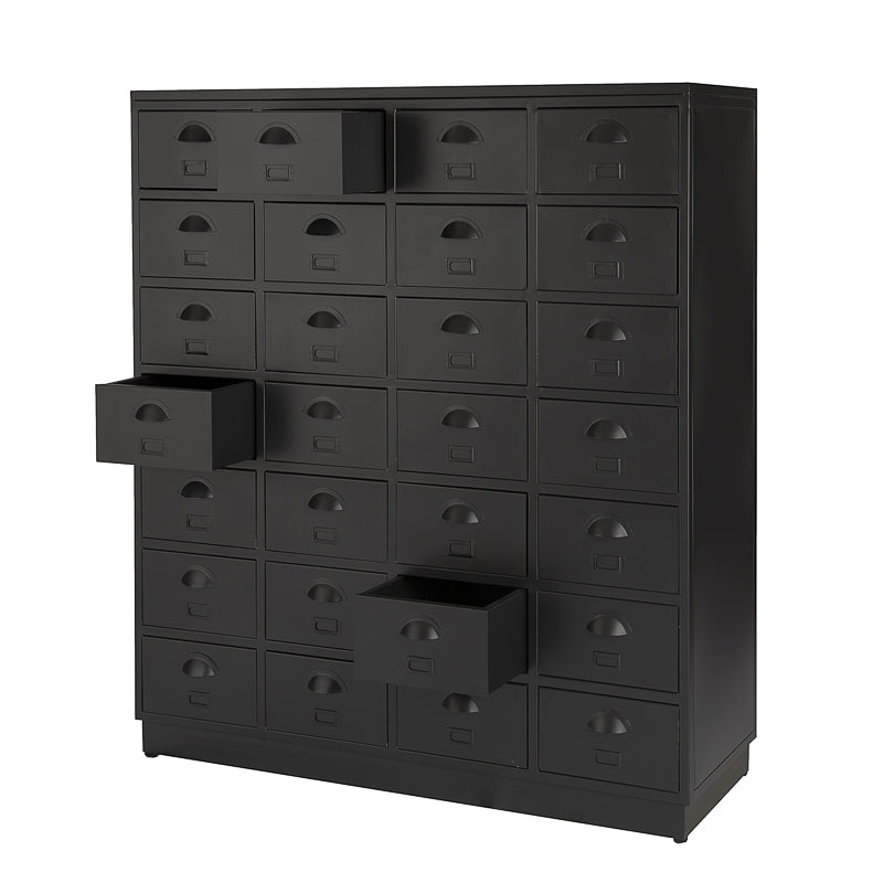 De Two Eight ladekast heeft een zwart vintage lak met nalakken waardoor deze een refurbished uitstraling heeft.