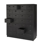 De Two Eight ladekast heeft een zwart vintage lak met nalakken waardoor deze een refurbished uitstraling heeft.